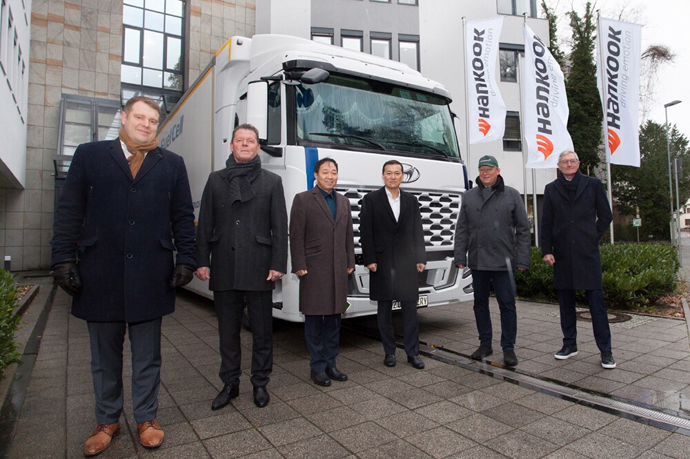 HankookTirelaunchesroadshowwithhydrogenpoweredHyundaiXCIENTFuelCelltruck1