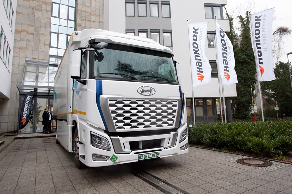 HankookTirelaunchesroadshowwithhydrogenpoweredHyundaiXCIENTFuelCelltruck2